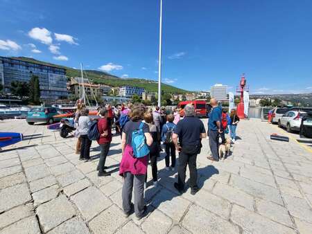 Gostitelji so gasilke bistriške zveze vodili tudi po mestu.